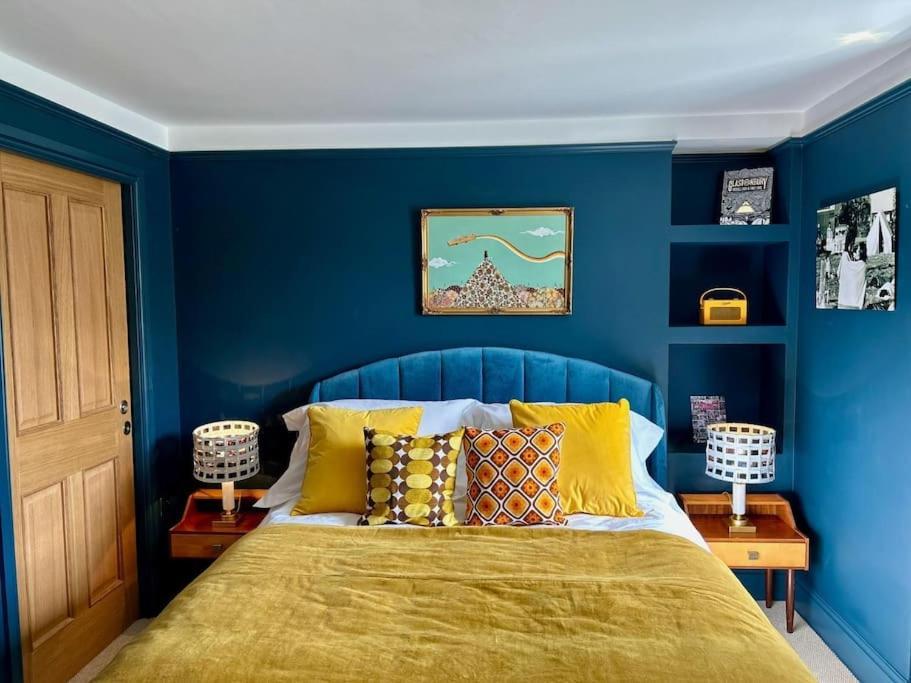Stylish Retro Hotel Room Above Pub 谢普顿马利特 外观 照片