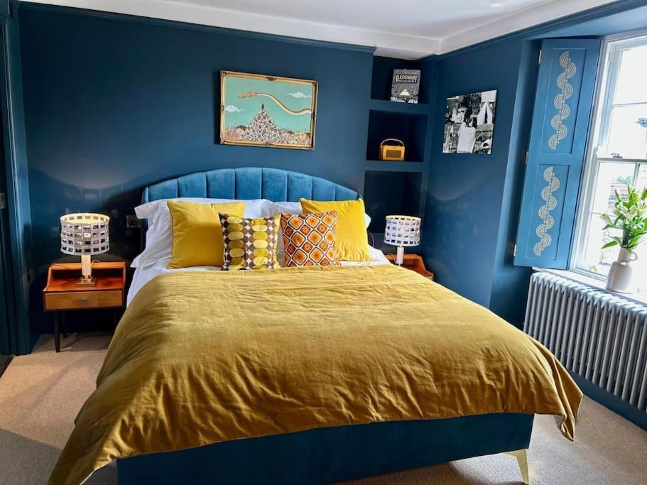 Stylish Retro Hotel Room Above Pub 谢普顿马利特 外观 照片
