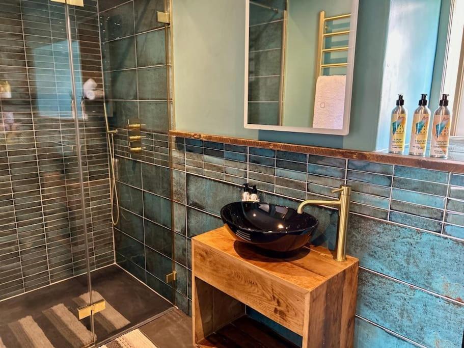 Stylish Retro Hotel Room Above Pub 谢普顿马利特 外观 照片